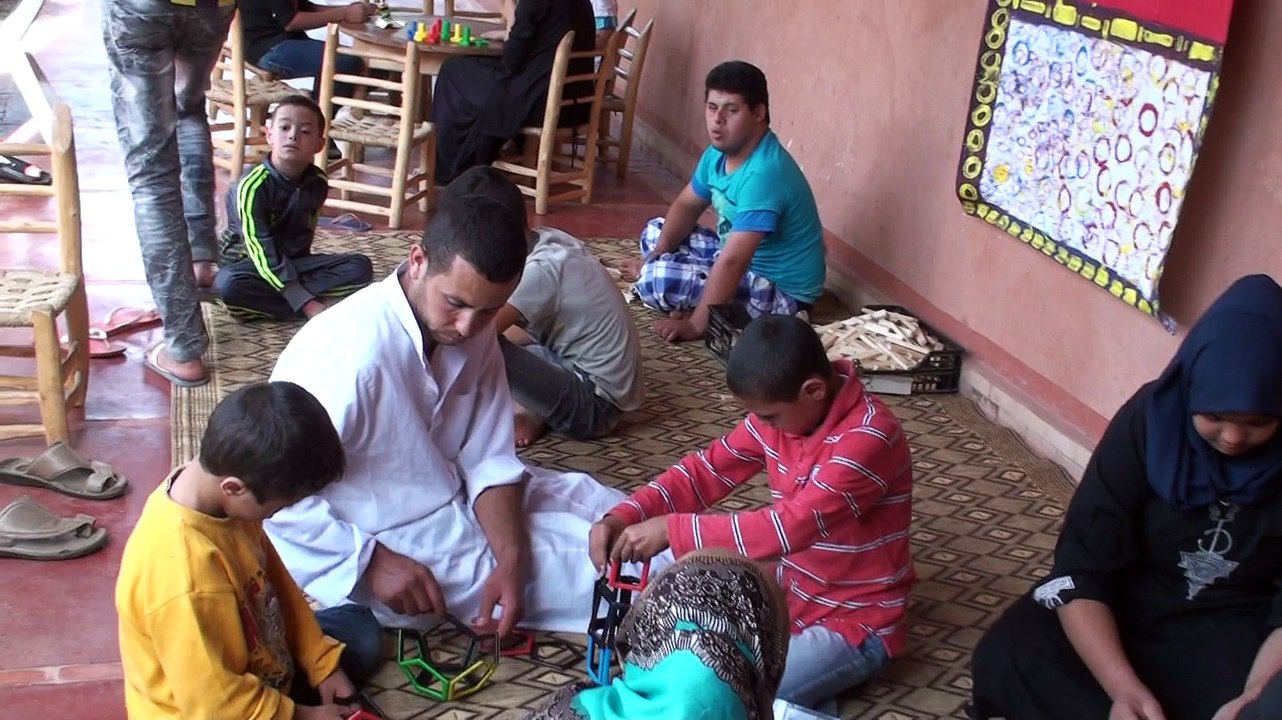 Atelier de motricité fine pour les enfants pendant que les mamans réalisent des pâtisseries.