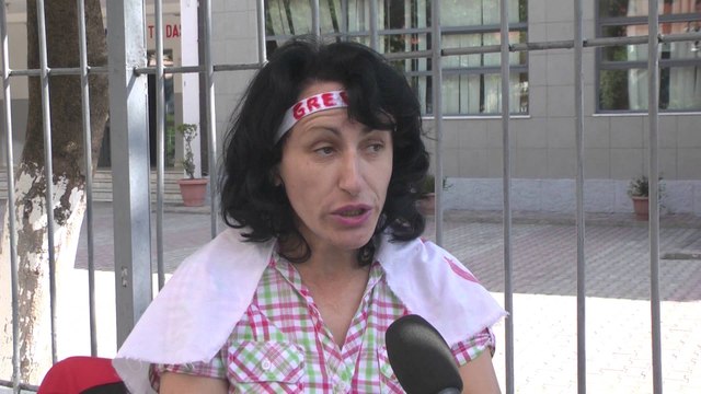 Tiranë, përjashtohet nga puna, mësuesja futet në grevë urie mësuesja para shkollës