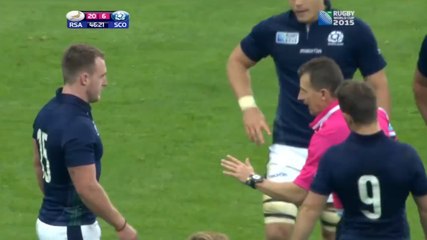 Video herunterladen: Coupe du monde de rugby : un arbitre se moque d'un joueur et lui propose d'aller jouer au football