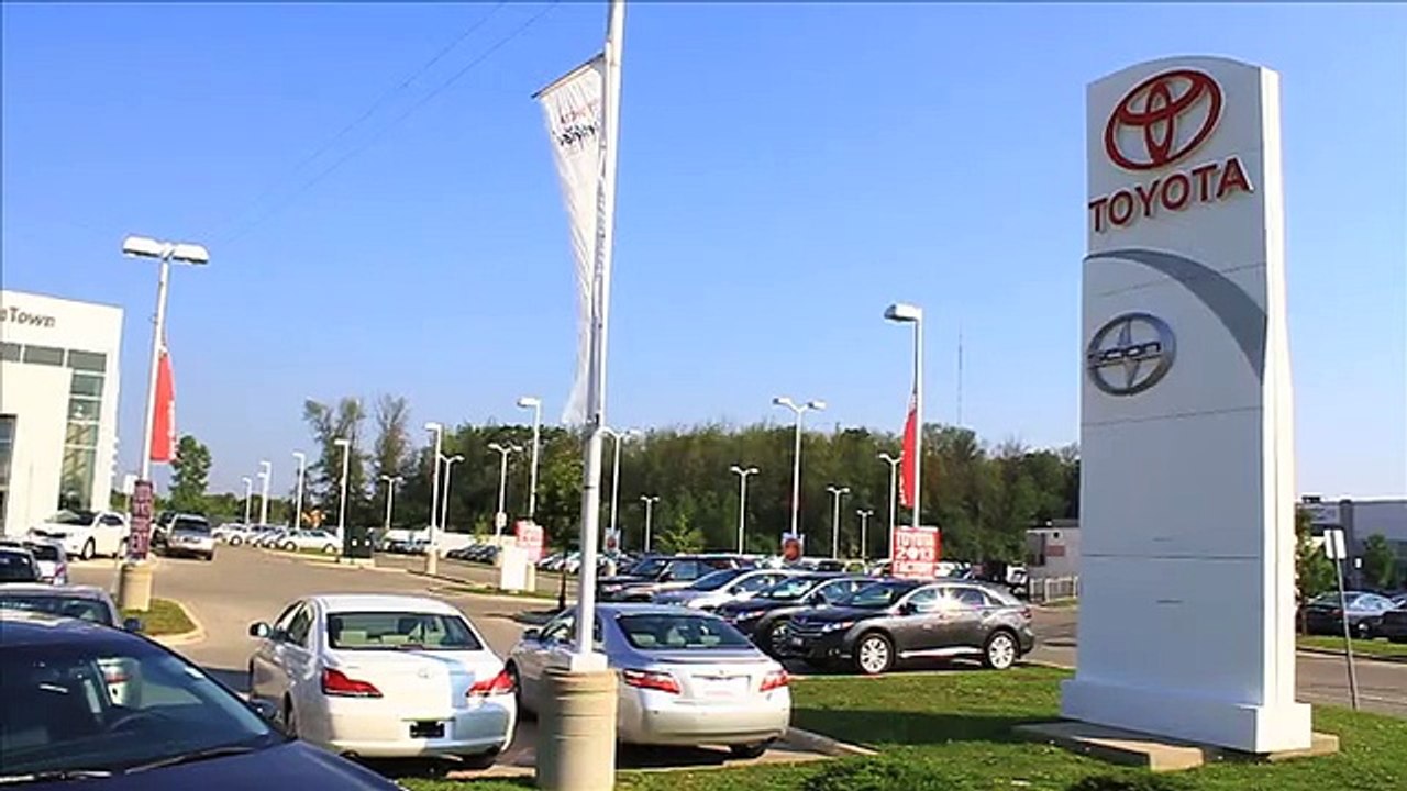 2015 Hyundai Genesis Vs Toyota Avalon - London, ON