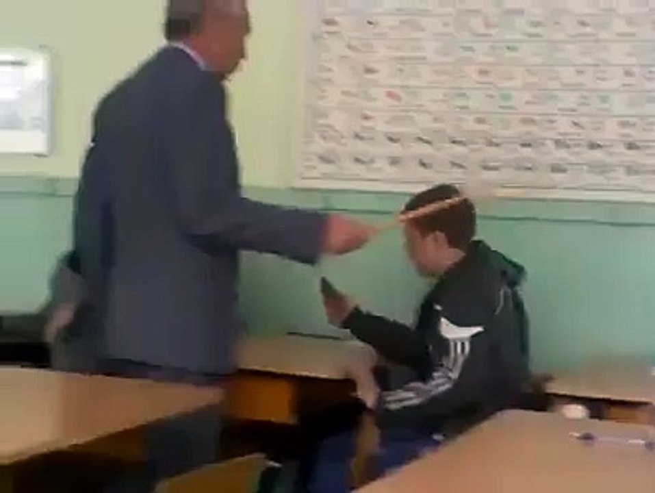أستاذ ضرب تلميذ ياخي شوفو اش صرلو !!! تعليم اخر زمان !!!