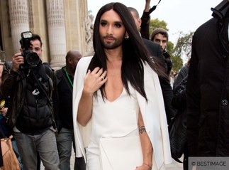 Exclu Vidéo : Conchita Wurst : la diva barbue fait sensation au défilé Akris !