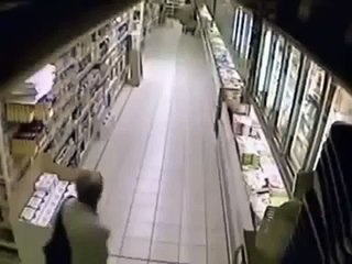 Süpermarketin Ortasına Sıçan Kadın