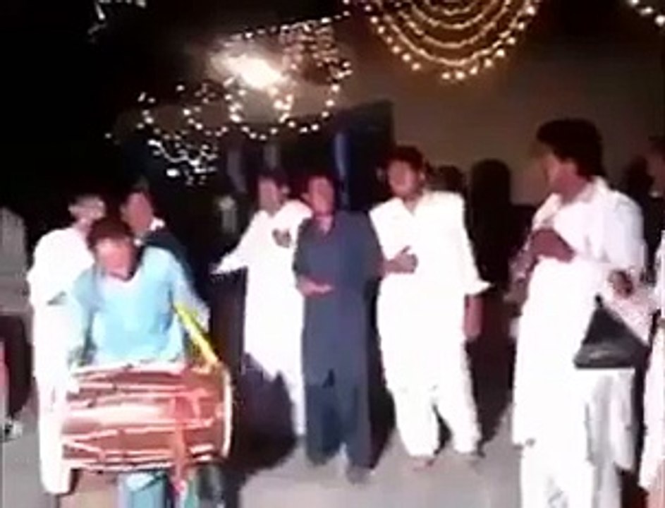 Pakistani Dhol Wale Ne Te Attt Hi Kara Ti! Amazing Dhol Beats!