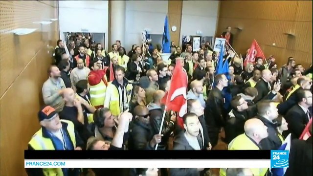 Plan social à AIR France - Le DRH forcé de fuir torse nu par dessus un grillage