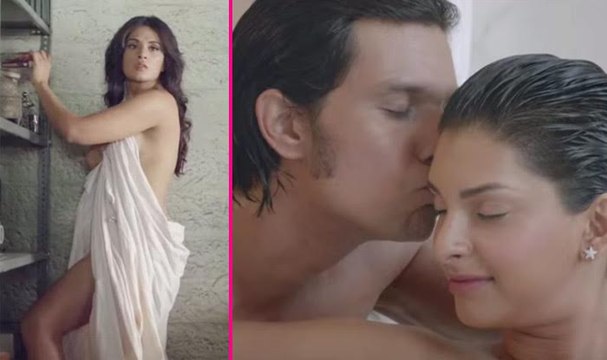 Richa Chadda's Intimate Scene With Randeep Hooda - Main Aur Charles