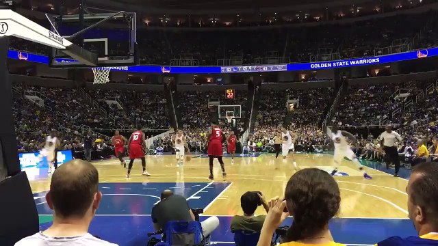 Stephen Curry tape un high five avant même d'avoir marqué 