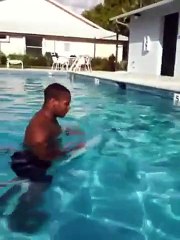 Ce pro de la NFL réussi à sortir de sa piscine en sautant en arrière