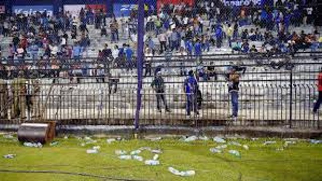 Angry Indian Fans Throw Bottles in Ground In Cuttack India vs South Africa T20