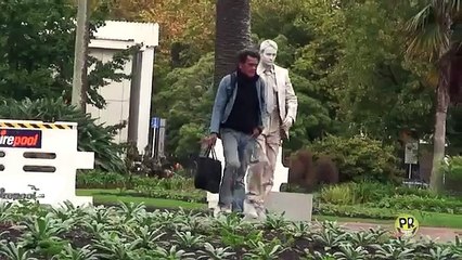 FUNNY-STATUE-SCARES