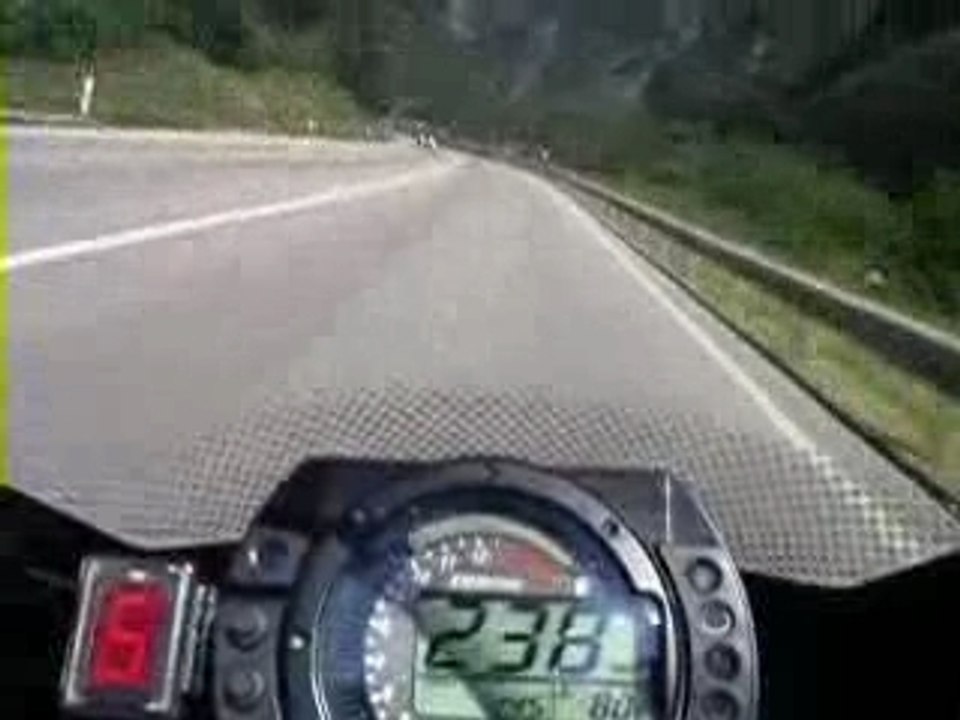 moto kawasaki à fond dans la montagne