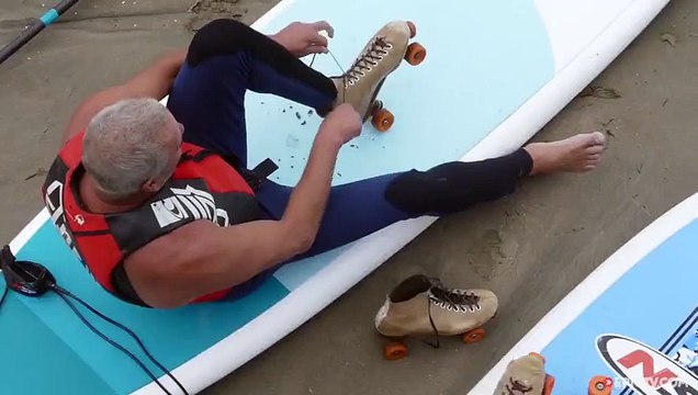 Il surfent avec des patins à roulettes au pied