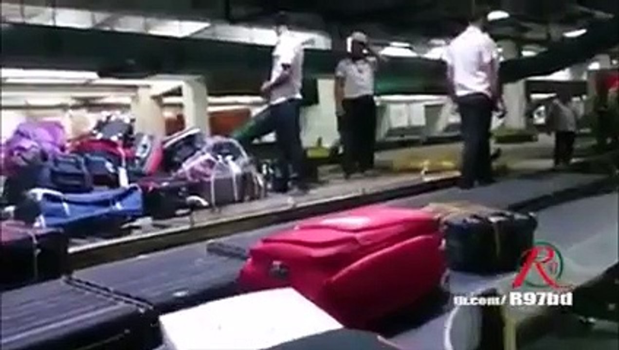 প্রবাসীদের লাগেজে লাথি দেওয়ার সাহস কে দিয়েছে