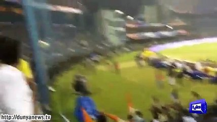انڈیا کو ہارتا دیکھ کر تماشائیوں نے گراؤنڈ میں بوتلیں پھینکنا شروع کردی