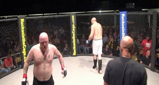 Un combattant MMA se chie dessus