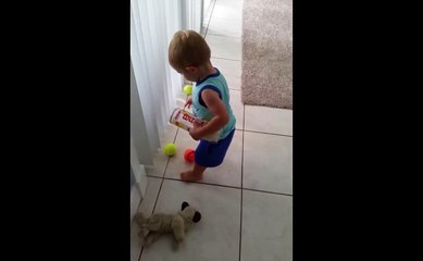 Un enfant déterminé range des balles de tennis