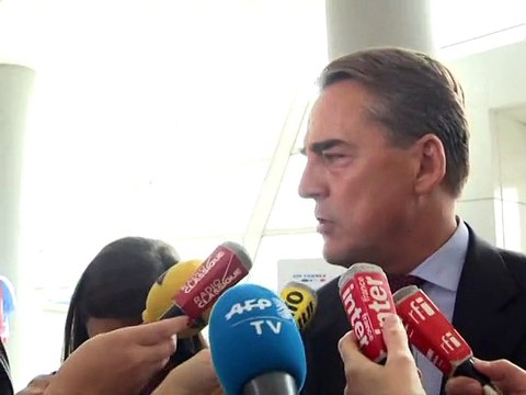 Violences à Air France: Valls dénonce des voyous , appelle à la responsabilité des pilotes