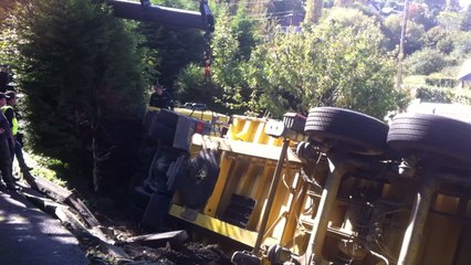 Un camion tombe dans le jardin