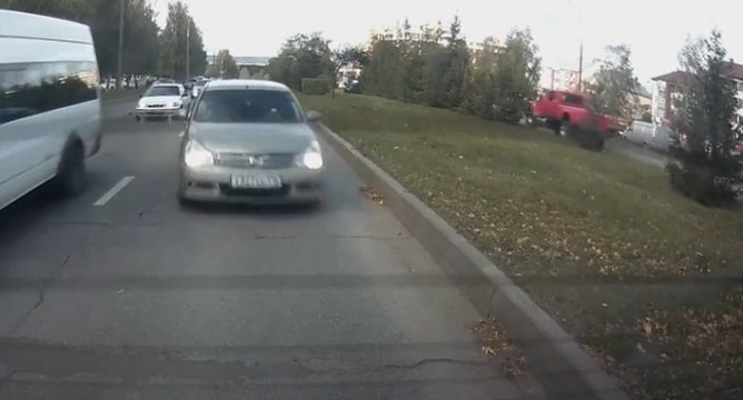 Une femme trop pressée double une camionnette