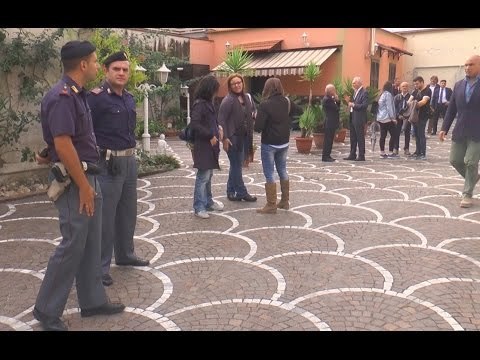 Napoli - La sede della Polizia Municipale nella casa confiscata al boss Di Lauro (05.10.15)
