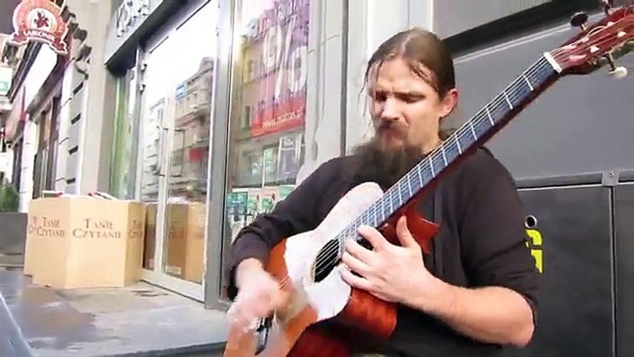 Mariusz Goli, un musicien improvise dans les rues de prague