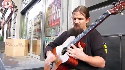 Mariusz Goli, un musicien improvise dans les rues de prague