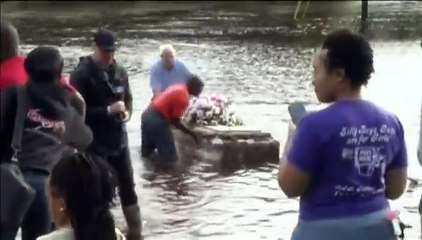 Inondations en Caroline du Sud : un cercueil flotte à la dérive sur une route