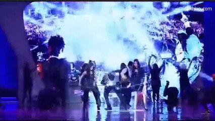 Ali Zafar Sings Rockstar at Lux Style Awards 2015