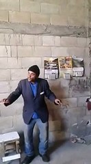 Adam hem çaldı hem söyledi...