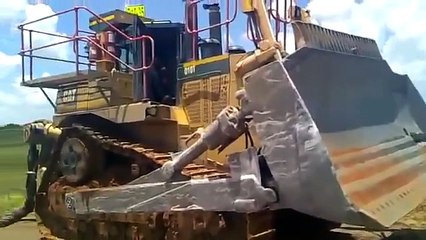 Çamura batan devasa kamyonu dozerle kepçe zor çıkarıyor