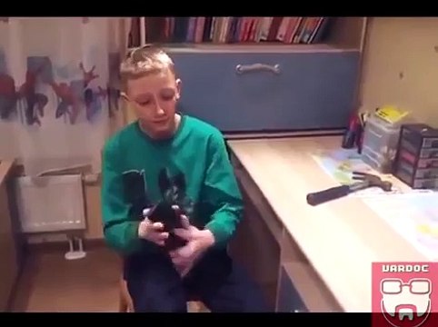 Çekiç İle Telefon Kılıfı Sağlamlık Testi Yapan Çocuğun Dramı