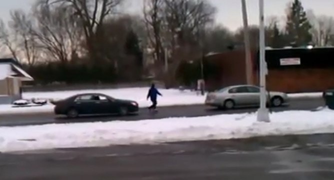 Un automobiliste a une idée géniale pour remorquer sa voiture