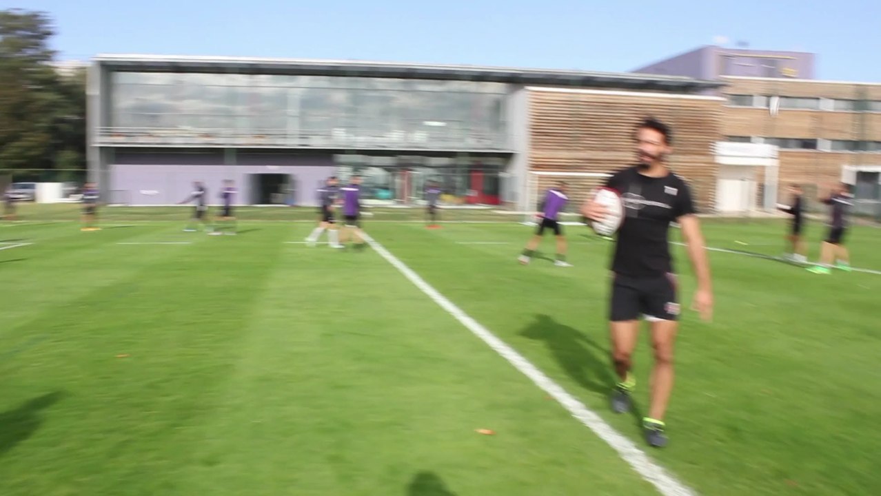 Les joueurs du Stade Toulousain se mettent au ballon.... rond!