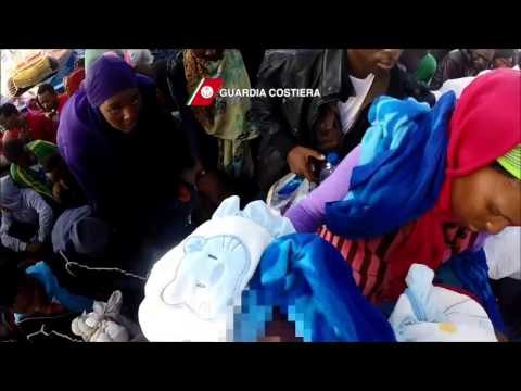 Canale di Sicilia - Nave Dattilo soccorre 717 migranti (06.10.15)