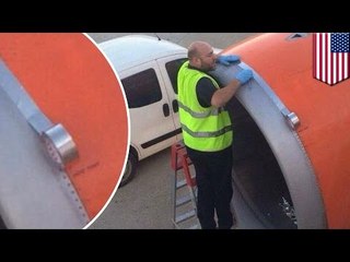 한 비행기 탑승객, 이지젯 항공사가 테이프를 발라 엔진을 고치는 장면 목격!