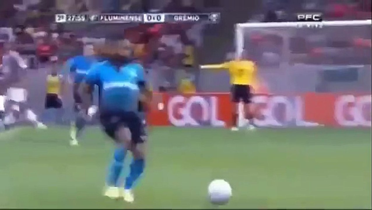 Funny football Planchazo de Ronaldinho Gaucho y se salvo de la expulsion  Fluminense 1 Vs 0 Gremio