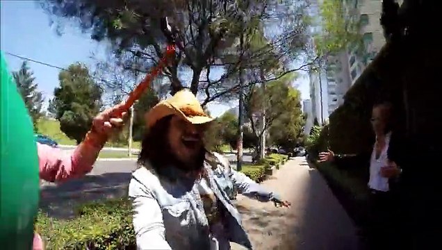 Des Mexicains font des sales blagues aux passants !