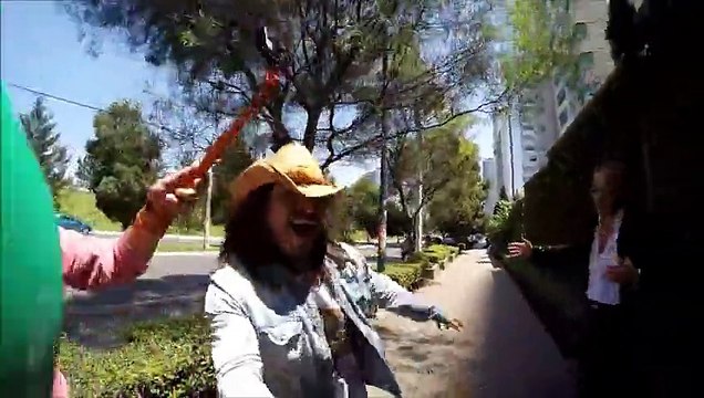 Des Mexicains font des sales blagues aux passants !