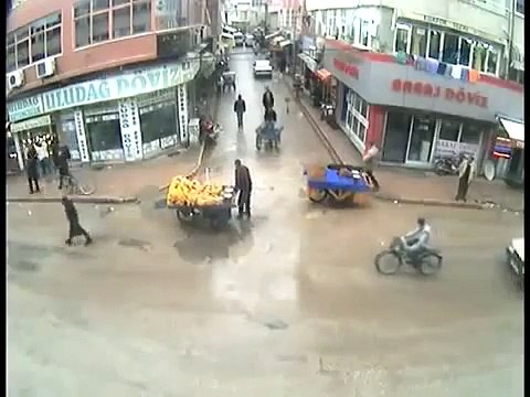 Güldüren mobese görüntüleri! Komik Videolar Komedi ve Eğlence izle (video)