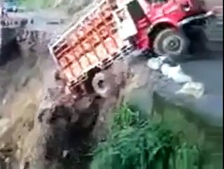 Uçuruma Yuvarlanan Kamyonlar