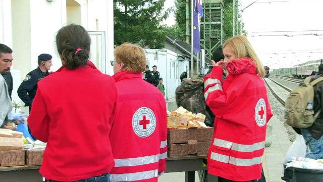 Refugees continue to head towards Hungarian border by train