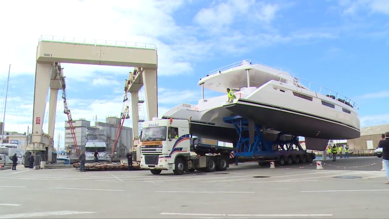 22/09/2015 - Mise à l'eau du 1er Privilege Serie 7 du chantier Privilège Marine