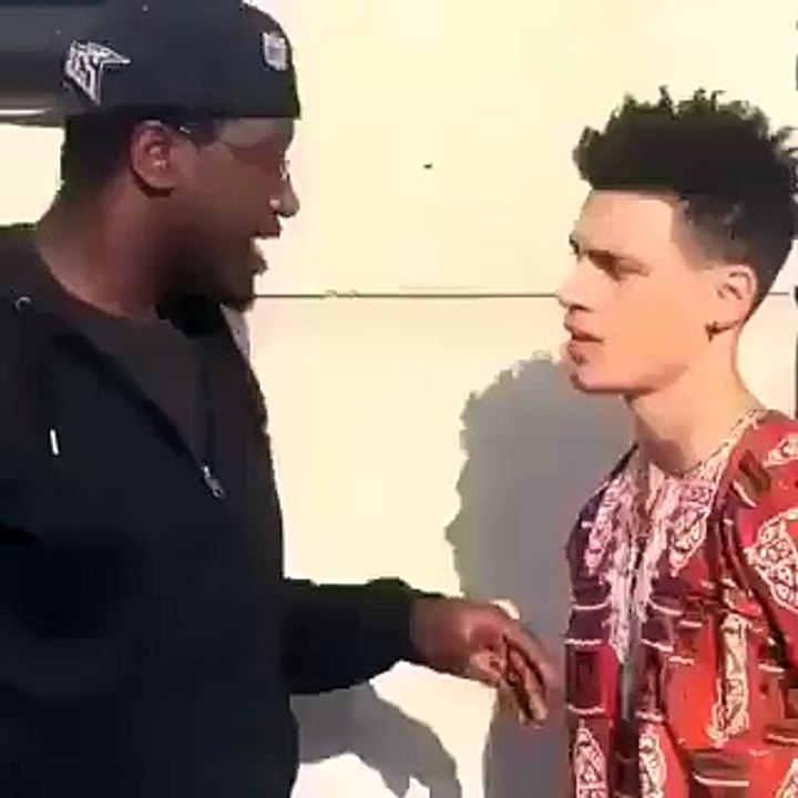 Ce pote qui te touche quand il te parle !!