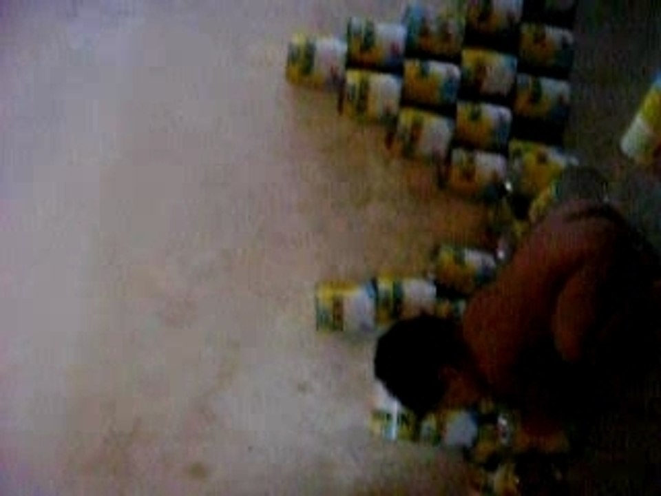 Eliabe derrubando latas