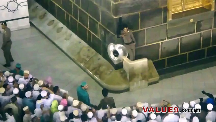 ایک بچی کو حجراسود چومنے کی سعادت ملی۔سبحان اللہ