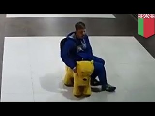 세계에서 가장 느린 도둑: 한 남자 곰돌이 푸를 타고 몰에서 탈출