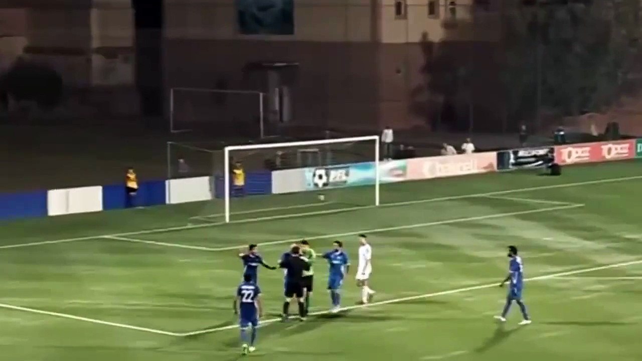 Un joueur rate volontairement un penalty ...