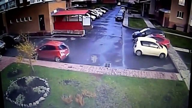 Un automobiliste peine à se sortir d'un parking en Russie