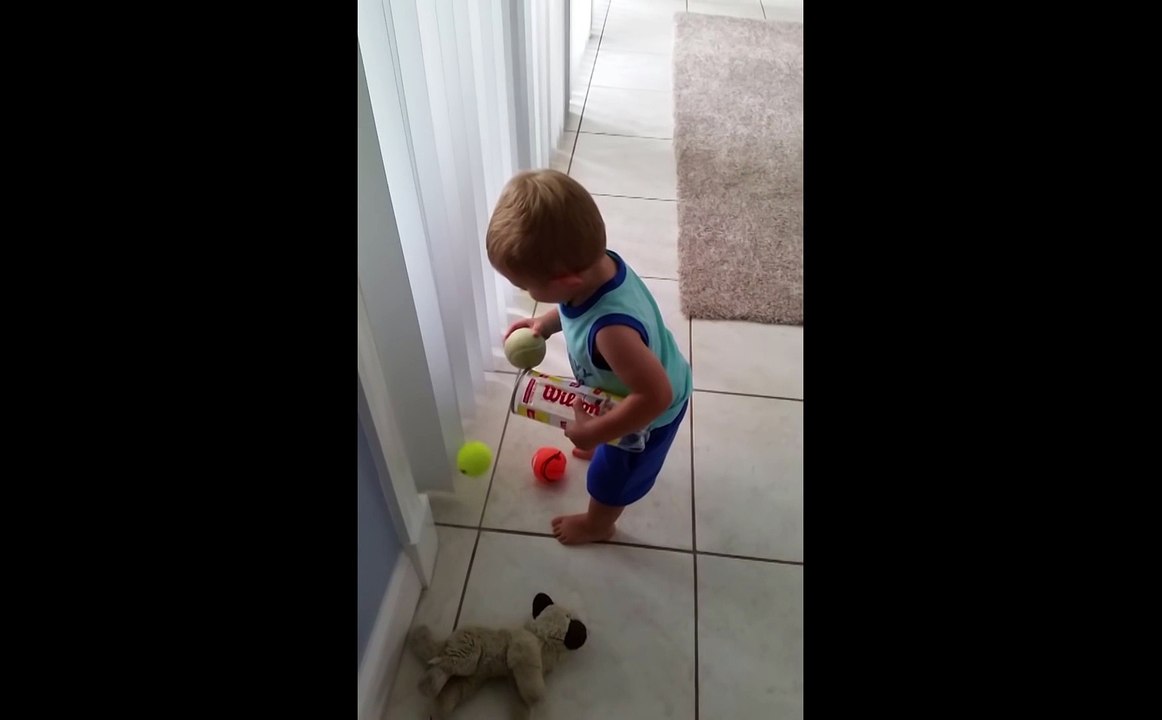 Ce bébé ne sera pas ramasseur de balles à Roland Garros... On en est sur!!!