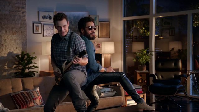 Lenny Kravitz donne des cours de guitare à James Franco - Guitar Hero® Live Trailer - Win The Crowd